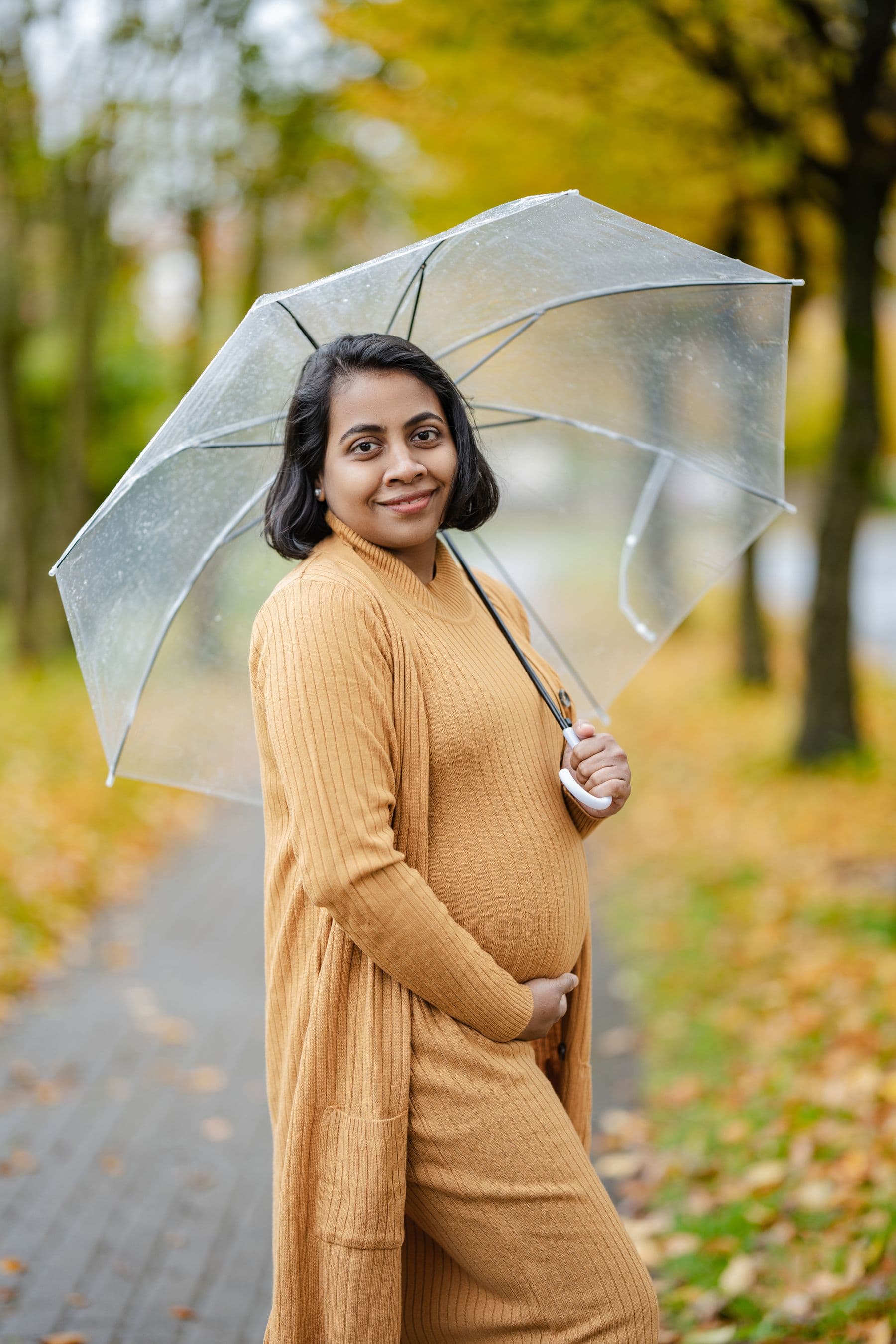 Gravid kvinna i en lugn miljö