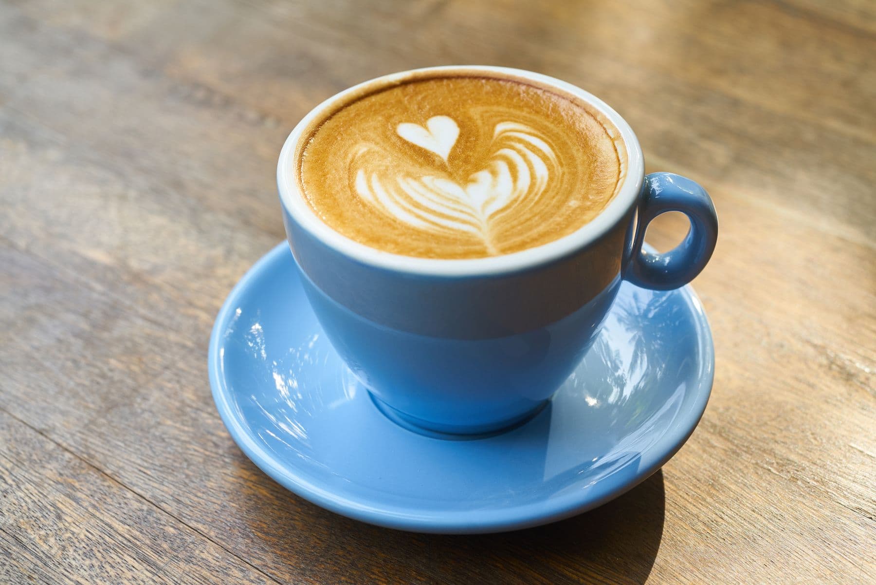 En kopp kaffe på ett träbord