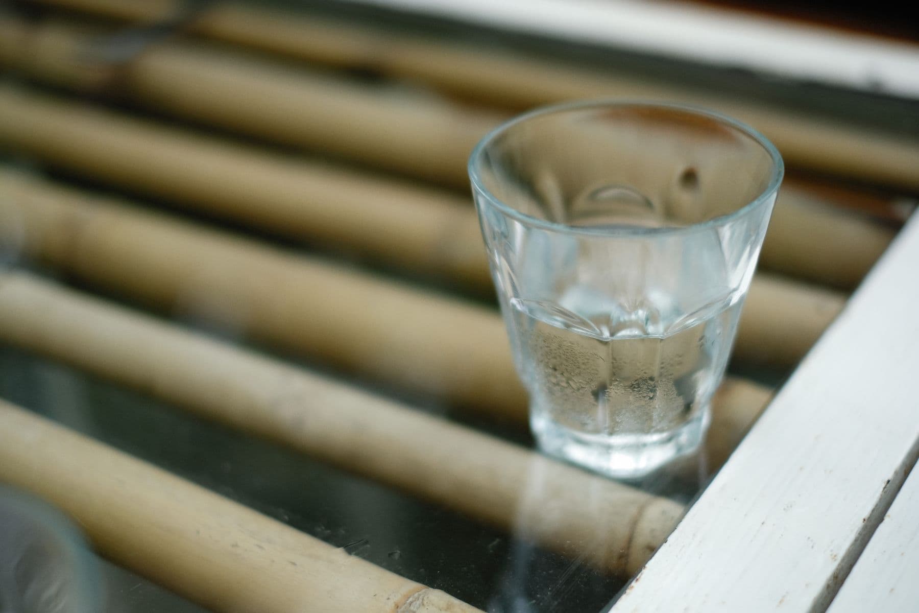 Ett glas vatten på ett bord